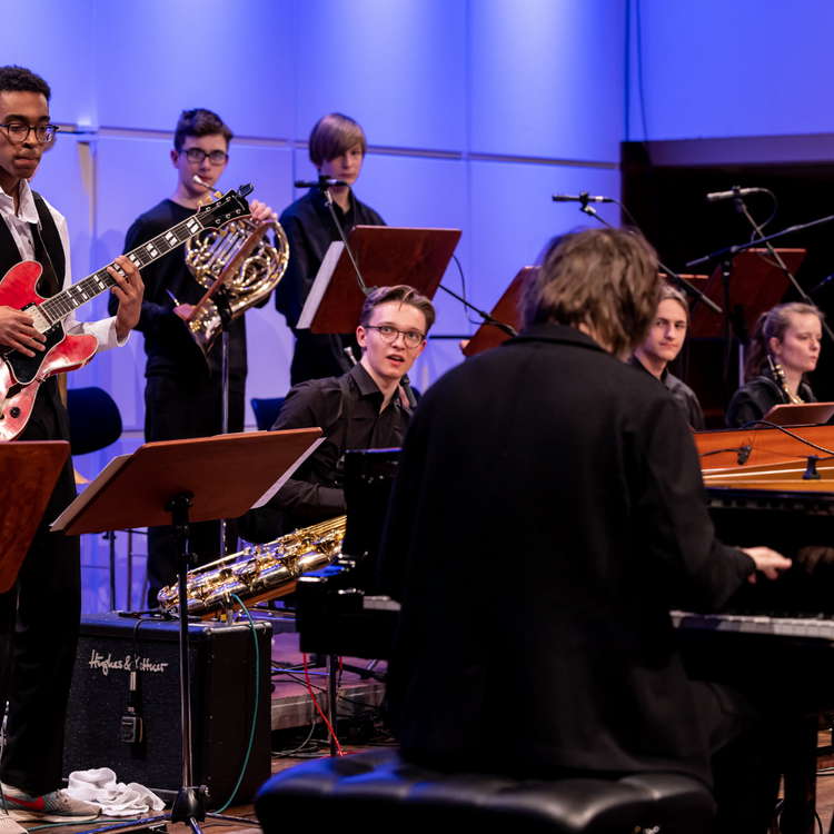 Jugend Jazz Bigband der Musikschule Frankfurt und Michael Wollny
