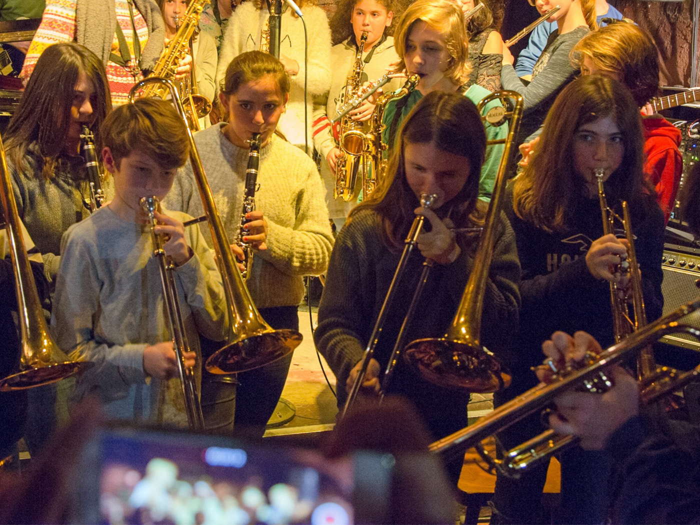 Blick auf die Bühne: Schülerinnen und Schüler jammen im Jazzkeller Frankfurt.